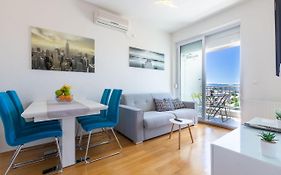 Jadran Apartment With Balcony And Parking Garage